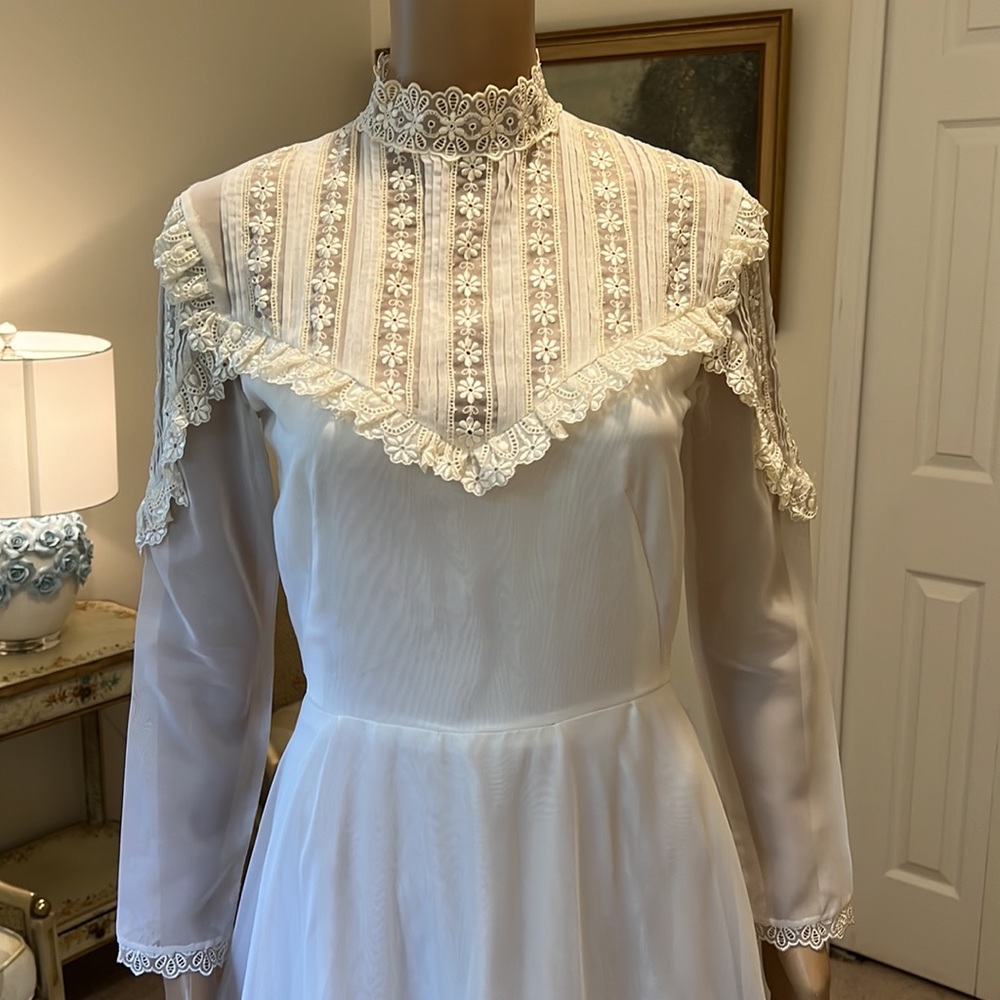 Vintage 1970s Long Sleeve Wedding Gown with Train Size Small Lace Daisy Details - Picture 4 of 15